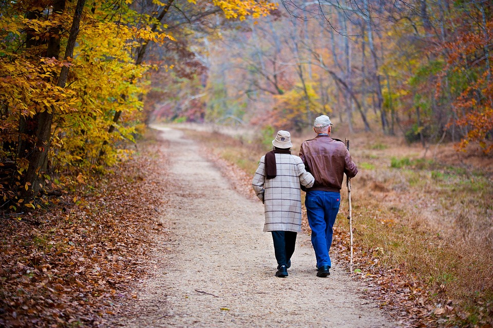 Coppia senior che cammina su un sentiero nel verde